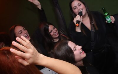 Los mejores trucos para cantar bien en un Karaoke