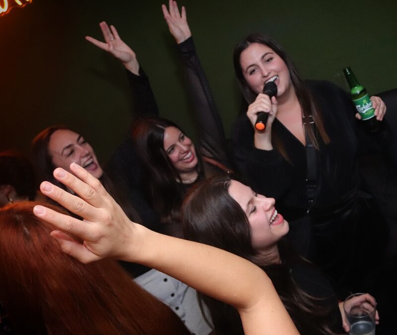 Los mejores trucos para cantar bien en un Karaoke