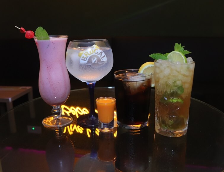 Cócteles preparados en barra de discoteca en Madrid