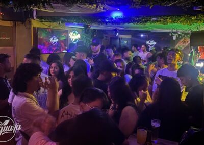 discoteca de moda con gente bailando de fiesta