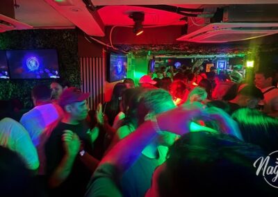 gente bailando en discoteca naguara
