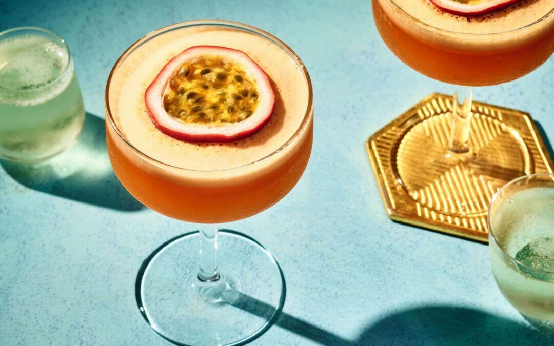 Pornstar martini en copa decorado con maracuyá