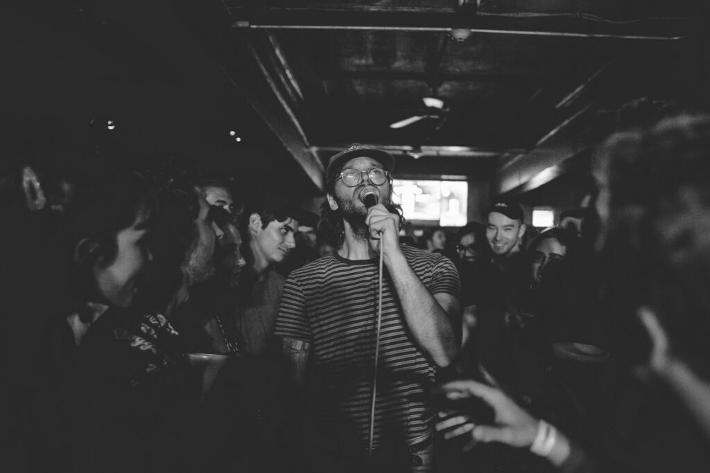 hombre cantando en medio de un karaoke