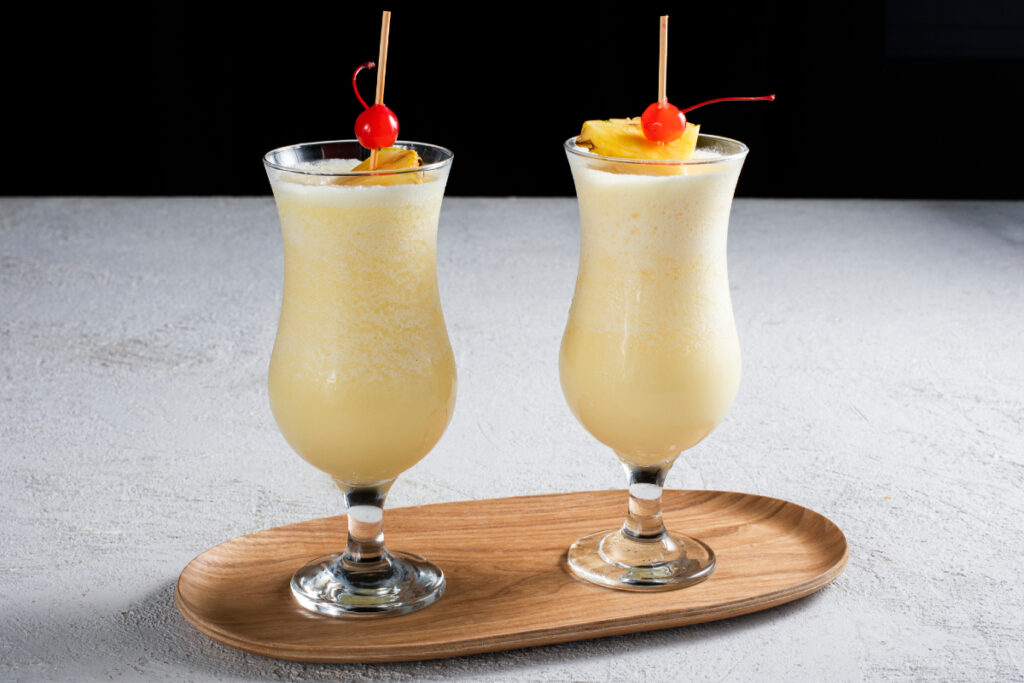 piña colada en dos vasos