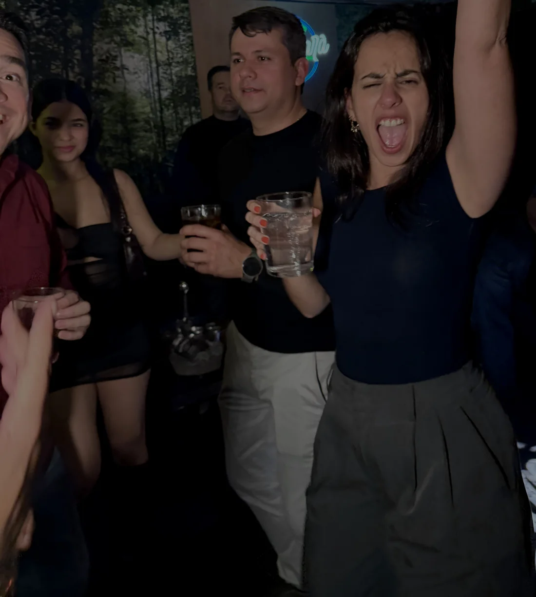 Un grupo de amigos celebrando y brindando en Naguará