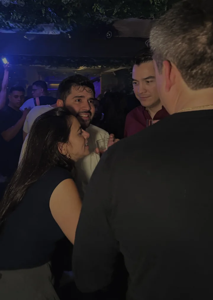 Grupo conversando con sus copas en Naguará