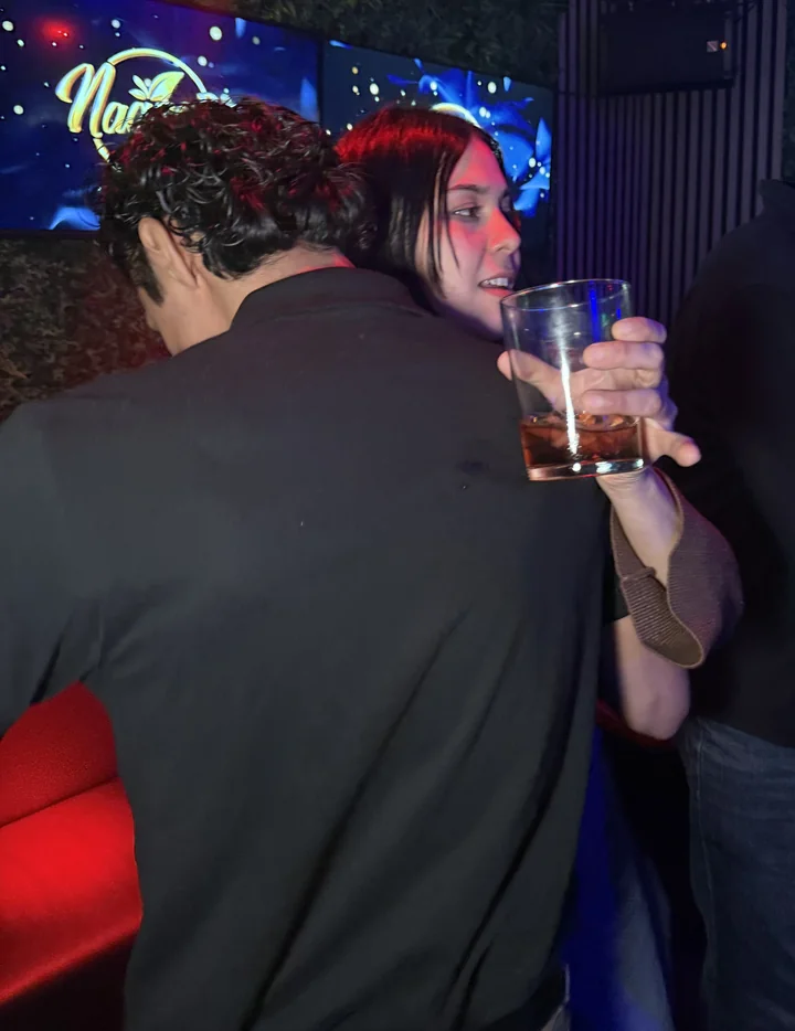 Amigos compartiendo una noche en Naguará