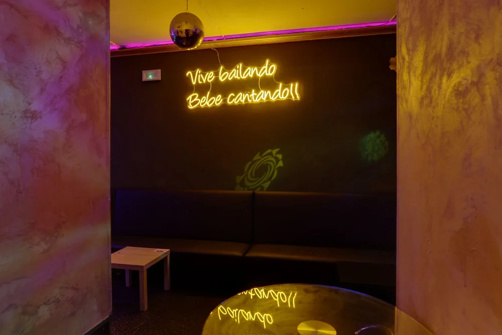 Interior de Naguará HK con el neón Vive bailando Bebe cantando